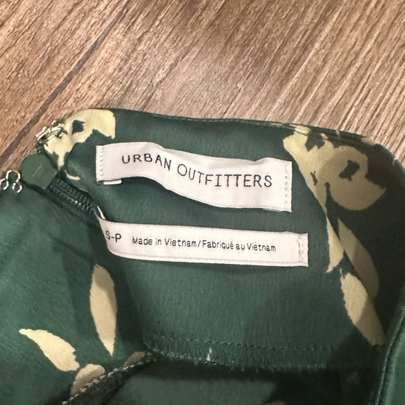 Urban Outfitters Silk Green with cream flowers skirt with slit, size: small - Picture 4 of 8